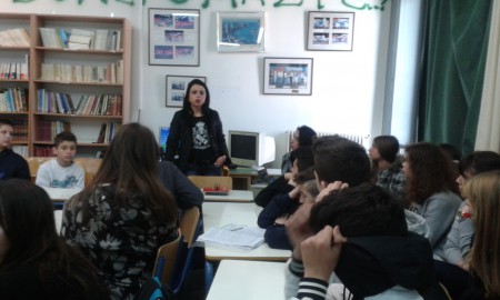 K. Τριανταφυλλοπούλου ενημέρωση της ομάδας για το Αρχαίο Θέατρο Δημητριάδος
